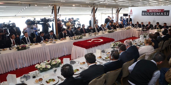 لقاء السيد تشاووش أوغلو وزير الخارجية مع القناصل العامين والقناصل الفخريين والممثلين الأجانب الآخرين في إسطنبول  
