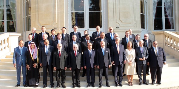 Le Ministre des Affaires étrangères S.E.M. Çavuşoğlu a participé à la Conférence sur la paix et la sécurité en Irak qui s'est tenue à Paris