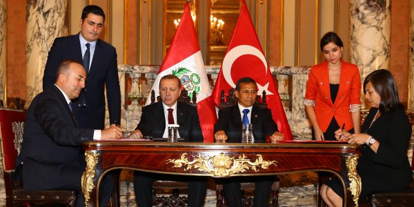 Le Ministre des Affaires étrangères Mevlüt Çavuşoğlu accompagne le Président Recep Tayyip Erdoğan durant sa visite en Amérique latine