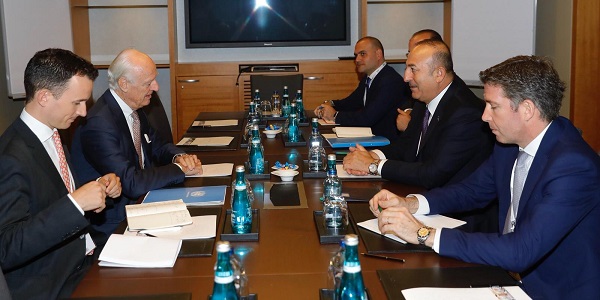 Le ministre des Affaires étrangères Mevlüt Çavuşoğlu a rencontré Staffan de Mistura, envoyé spécial du Secrétaire général des Nations Unies pour la Syrie, 4 octobre 2018