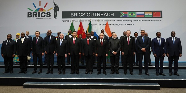 Le ministre des Affaires étrangères, Mevlüt Çavuşoğlu, accompagne le président Erdoğan lors de sa visite en Afrique du Sud pour assister au sommet des BRICS, 25-27 juillet 2018