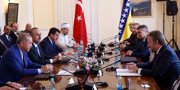 Le ministre des Affaires étrangères Mevlüt Çavuşoğlu a accompagné le Président Erdoğan lors de sa visite en Bosnie-Herzégovine, 20 mai 2018
