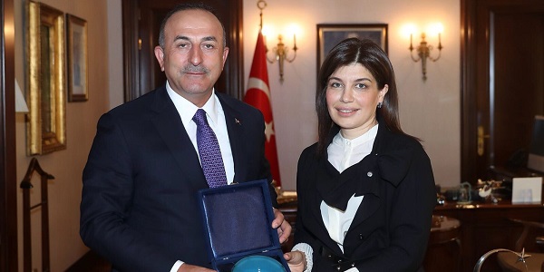 لقاء السيد تشاووش أوغلو وزير الخارجية مع السيدة غوناي أفندييفا رئيسة مؤسسة الثقافة والتراث التركي، 16 نيسان/أبريل 2018