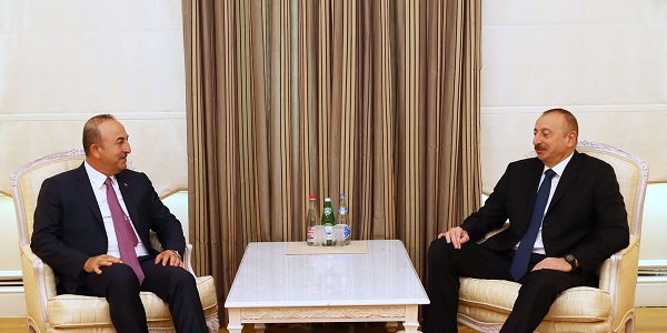 Le Ministre des Affaires étrangères Mevlüt Çavuşoğlu a visité l'Azerbaïdjan pour assister à la quatrième Réunion trilatérale des Ministres des Affaires étrangères de la Turquie, de l'Azerbaïdjan et du Turkménistan, le 19 juillet 2017