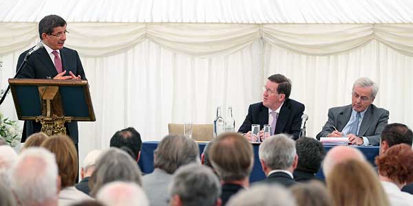 Foreign Minister Davutoğlu delivered a lecture on Turkish foreign policy at Ditchley Foundation in the UK.