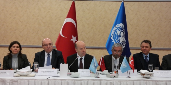 Le Vice-ministre des Affaires Étrangères, l’Ambassadeur Naci Koru a participé à la réunion de lancement de la partie de Turquie du Plan régional pour les réfugiés syriens et la résilience qui s'est tenue le 19 mars 2015
