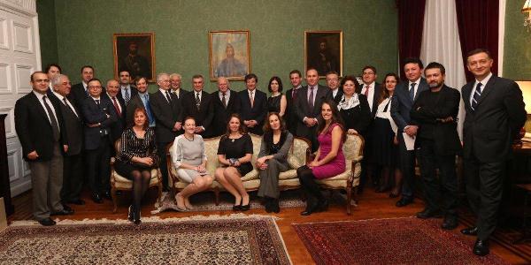 Dışişleri Bakanı Davutoğlu Londra’da Osmanoğlu ailesiyle biraraya geldi.