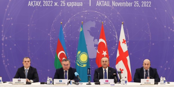Besuch von Außenminister Mevlüt Çavuşoğlu in Kasachstan zur Teilnahme am zweiten trilateralen Treffen der Außen- und Verkehrsminister von Türkiye, Aserbaidschan und Kasachstan, 25. November 2022