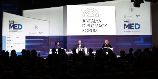 Besuch von Außenminister Mevlüt Çavuşoğlu in Italien zur Teilnahme am 8. Forum des Mittelmeer-Dialogs (MD), 2. Dezember 2022
