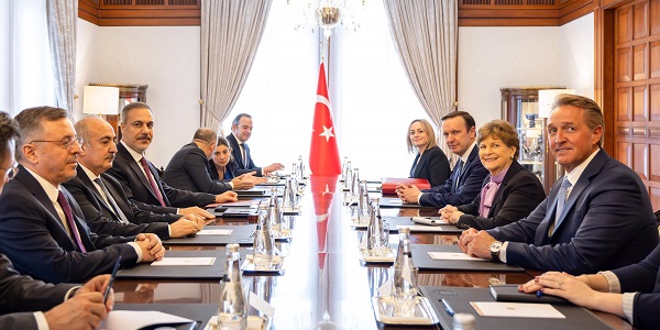 Le ministre des Affaires étrangères Hakan Fidan a reçu les sénateurs américains Jeanne Shaheen et Chris Murphy, 20 février, Ankara