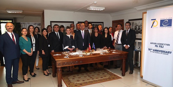 Visite du ministre des Affaires étrangères Mevlüt Çavuşoğlu à l'exposition de photos organisée dans notre ministère pour le 70ème anniversaire du Conseil de l'Europe, 17 septembre 2019