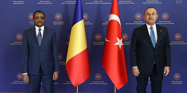 Réunion du ministre des Affaires étrangères Mevlüt Çavuşoğlu avec le ministre des Affaires étrangères du Tchad, Chérif Mahamat Zene, le 25 octobre 2021