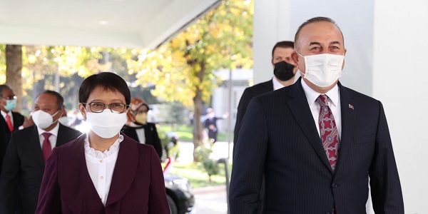 Réunion du ministre des Affaires étrangères Mevlüt Çavuşoğlu avec la ministre des Affaires étrangères de l'Indonésie Retno Marsudi, 12 octobre 2021