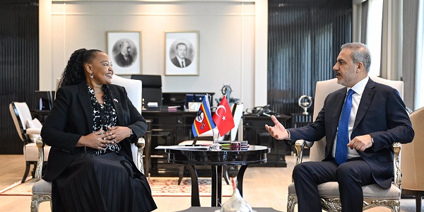O Ministro dos Negócios Estrangeiros, Hakan Fidan, reuniu-se com a Ministra dos Negócios Estrangeiros e Cooperação Internacional do Essuatíni, Pholile Shakantu, 6 de maio de 2024, Ancara