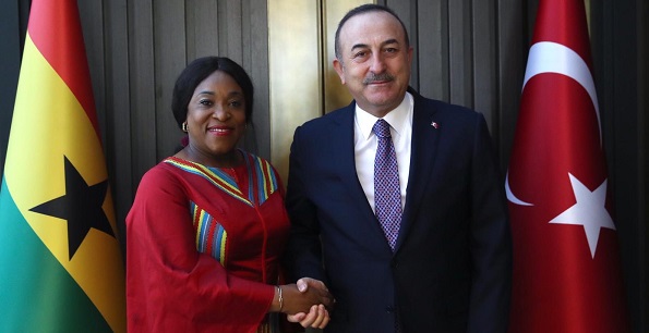 Rencontre du ministre des Affaires étrangères Mevlüt Çavuşoğlu avec la ministre des Affaires étrangères et de l'intégration régionale du Ghana, Shirley Ayorkor Botchwey, 11 janvier 2020