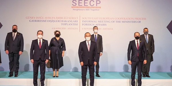 Participation du ministre des Affaires étrangères Mevlüt Çavuşoğlu à la Réunion informelle des ministres des Affaires étrangères du Processus de coopération en Europe du Sud-Est (SEECP), 6 novembre 2020