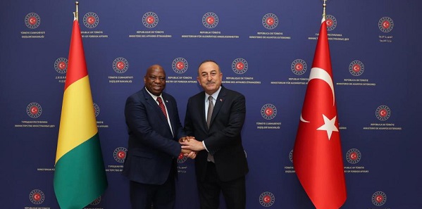 Treffen von Außenminister Mevlüt Çavuşoğlu mit dem Außenminister der Republik Guinea, Morissanda Kouyaté, 27. März 2023