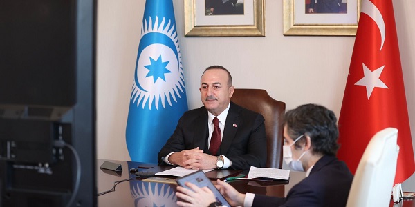 Participation du ministre des affaires étrangères Mevlüt Çavuşoğlu à la réunion extraordinaire du Conseil des ministres des Affaires étrangères de l'Organisation des États turciques sur les développements au Kazakhstan, le 11 janvier 2022