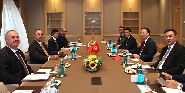 Réunion du ministre des Affaires étrangères Mevlüt Çavuşoğlu avec le ministre des Affaires étrangères du Kirghizistan Ruslan Kazakbaev, 9 juin 2021