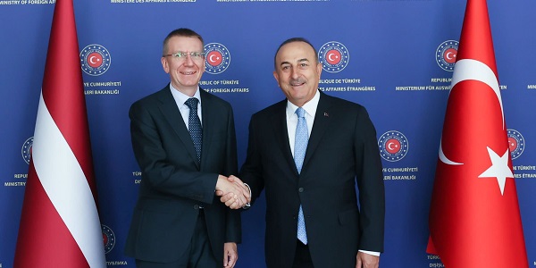 Treffen von Außenminister Mevlüt Çavuşoğlu mit dem lettischen Außenminister Edgars Rinkēvičs, 16. August 2022