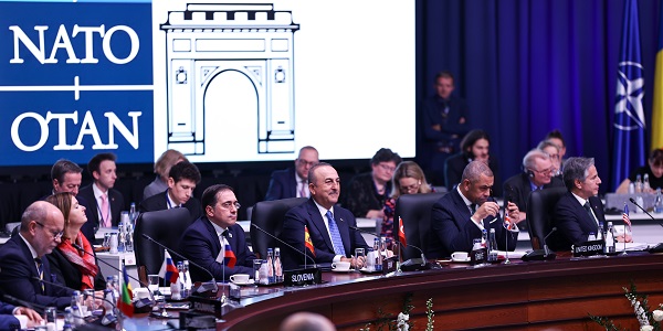 Visite du ministre des Affaires étrangères Mevlüt Çavuşoğlu en Roumanie pour assister à la réunion des ministres des Affaires étrangères des pays de l'OTAN, les 29-30 novembre 2022