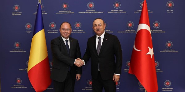 Rencontre du ministre des Affaires étrangères Mevlüt Çavuşoğlu avec le ministre des Affaires étrangères de Roumanie Bogdan Aurescu, le 6 décembre 2022