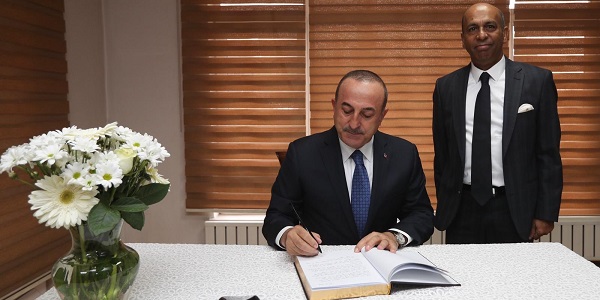 Le ministre des Affaires étrangères, Mevlüt Çavuşoğlu, a signé le livre de condoléances ouvert à l'Ambassade de Sri Lanka, 24 avril 2019