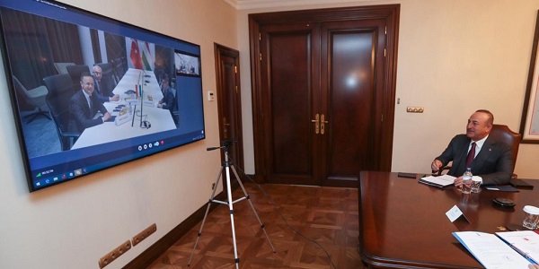 Réunion du ministre des Affaires étrangères Mevlüt Çavuşoğlu par vidéoconférence avec le ministre des Affaires étrangères d’Hongrie Peter Szijjarto, 19 mars 2020