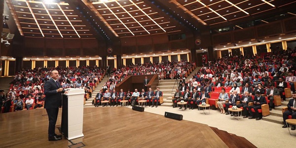 Le ministre des Affaires étrangères, Mevlüt Çavuşoğlu, a participé au programme de conversations sur la Turquie organisé par la présidence pour les Turcs de l'étranger et les communautés apparentées, 15 mai 2019