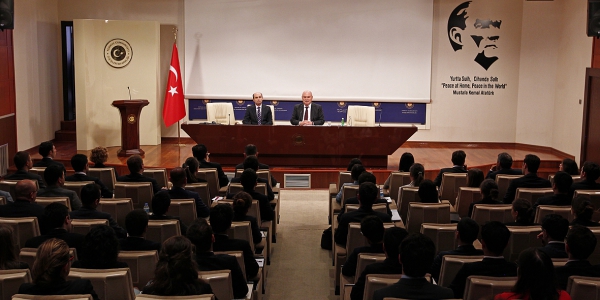 Le discours de S.E.M. Feridun Sinirlioğlu, Sous-Secrétaire du Ministère des Affaires Étrangères de la République de Turquie aux diplomates de carrière qui ont bientôt assumé leurs fonctions dans notre Ministère