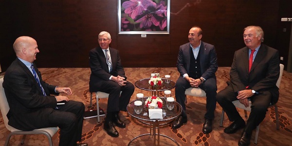 لقاء السيد تشاووش أوغلو وزير الخارجية مع السيد جاك سترو والسير جوليان هورن سميث الرئيسين المشتركين عن الجانب البريطاني لمنتدى تاتلي ديل التركي البريطاني، 12 آذار/مارس 2019