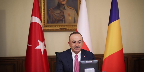 Participation du ministre des Affaires étrangères Mevlüt Çavuşoğlu à la réunion trilatérale des ministres des Affaires étrangères de Turquie, de Pologne et de Roumanie tenue par vidéoconférence, 28 avril 2020