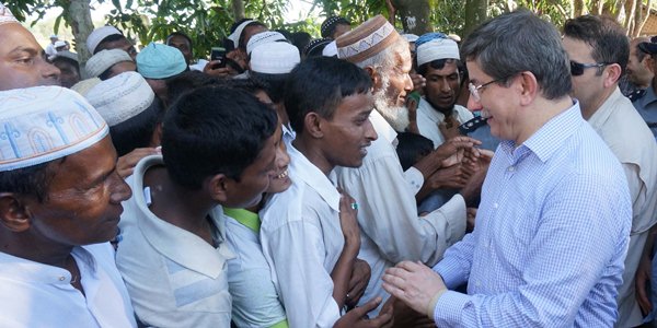 Foreign Minister Davutoğlu visits the camps in Rakhine State