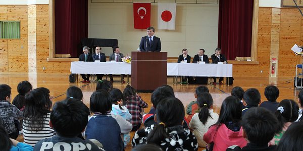 Foreign Minister Davutoğlu in Japan visits the Ertuğrul Monument