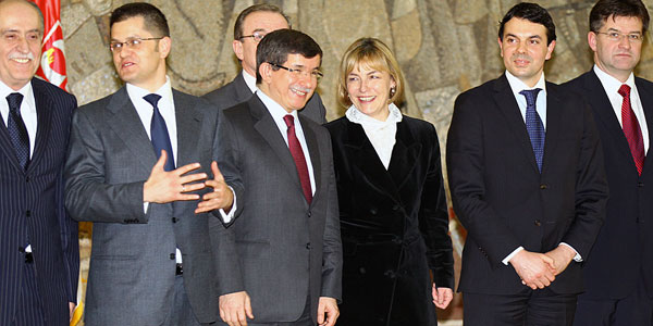 Dışişleri Bakanı Davutoğlu, Belgrad’da düzenlenen GDAÜ Gayrıresmi Dışişleri Bakanları Toplantısına katıldı.