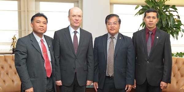 Deputy Foreign Minister Ambassador Koru received Datuk Okhna Othsman Hassan, President of Muslims Development Foundation and State Secretary for Labor and Vocational Training, working under the Cambodian Prime Ministry.