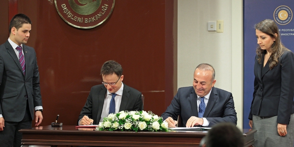 Le Ministre des Affaires étrangères et du Commerce de la Hongrie est à Ankara