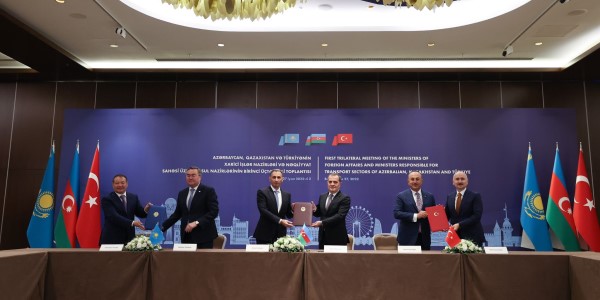 Visite du ministre des Affaires étrangères Mevlüt Çavuşoğlu en Azerbaïdjan pour assister à la réunion trilatérale des ministres des Affaires étrangères et des ministres chargés des Transports de Türkiye-Azerbaïdjan-Kazakhstan, 27 juin 2022.