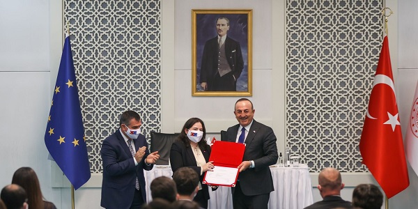 Participation du ministre des Affaires étrangères, Mevlüt Çavuşoğlu, à la cérémonie de remise de certificats organisée à la Direction des affaires européennes, le 29 décembre 2021
