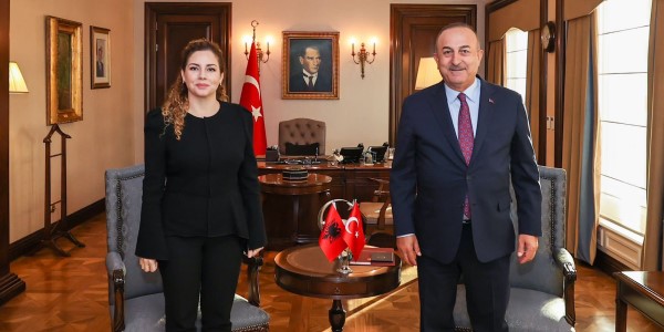 Rencontre du ministre des Affaires étrangères, Mevlüt Çavuşoğlu, avec la ministre des Affaires étrangères de la République d'Albanie, Olta Xhaçka, le 1er novembre 2022