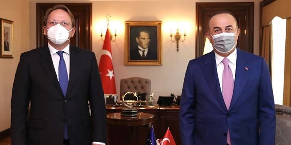 Réunion du ministre des Affaires étrangères Mevlüt Çavuşoğlu avec le commissaire chargé du voisinage et de l'élargissement de la Commission européenne Oliver Varhelyi, 6 septembre 2021