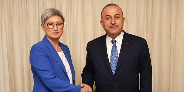 Rencontre du ministre des Affaires étrangères Mevlüt Çavuşoğlu avec Penny Wong, ministre des Affaires étrangères de l'Australie, le 1er mars 2023, New Delhi