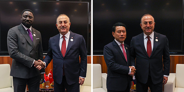 Rencontre du ministre des Affaires étrangères Mevlüt Çavuşoğlu avec le ministre des Affaires étrangères de Gambie, Mamadou Tangara, et le ministre des Affaires étrangères du Laos, Saleumxay Kommasith, lors de la Conférence des Nations unies sur les pays les moins avancés, le 5 mars 2023, Doha