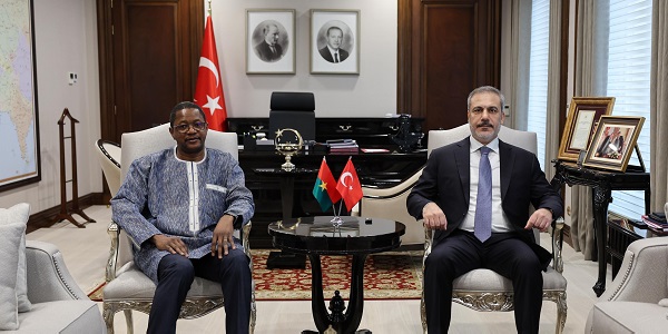 Reunión del Ministro Hakan Fidan con Karamoko Jean Marie Traoré, Ministro de Asuntos Exteriores, Cooperación Regional y Burkineses en el Extranjero de Burkina Faso, 17 de enero de 2024, Ankara


