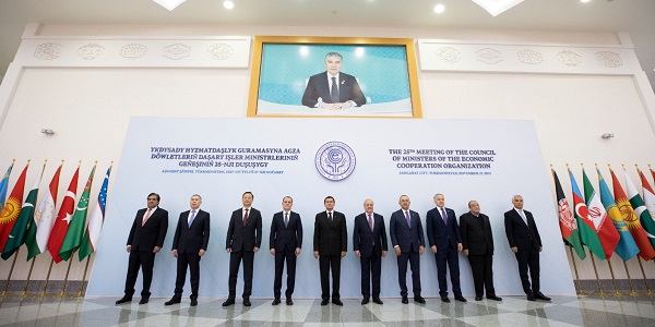 Participation du ministre des Affaires étrangères Mevlüt Çavuşoğlu à la 25ème réunion du Conseil des ministres et au 15ème sommet de l'Organisation de coopération économique, 26-28 novembre 2021