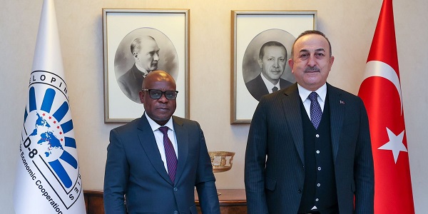 Rencontre du ministre des Affaires étrangères Mevlüt Çavuşoğlu avec le Secrétaire général des Huit pays en développement (D-8) Isiaka Abdulqadir Imam, 18 janvier 2022