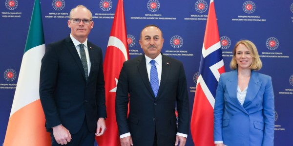 Rencontre du ministre des Affaires étrangères Mevlüt Çavuşoğlu avec le ministre des Affaires étrangères et de la Défense de la République d'Irlande, Simon Coveney et la ministre des Affaires étrangères du Royaume de Norvège, Anniken Huitfeldt, 15 juin 2022