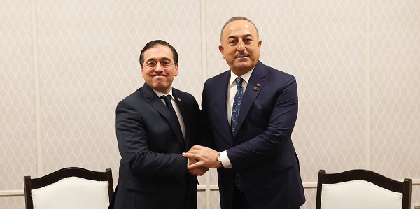 Rencontre du ministre des Affaires étrangères, Mevlüt Çavuşoğlu avec le ministre espagnol des Affaires étrangères, Jose Manuel Albares, 2 mars 2023, New Delhi