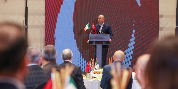 Participation du ministre des Affaires étrangères Mevlüt Çavuşoğlu à la cérémonie d'inauguration du consulat honoraire d'Italie à Antalya, le 4 décembre 2021