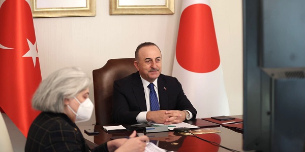 Entretien du ministre des Affaires étrangères Mevlüt Çavuşoğlu avec le ministre des Affaires étrangères du Japon Yoshimasa Hayashi, le 6 janvier 2022